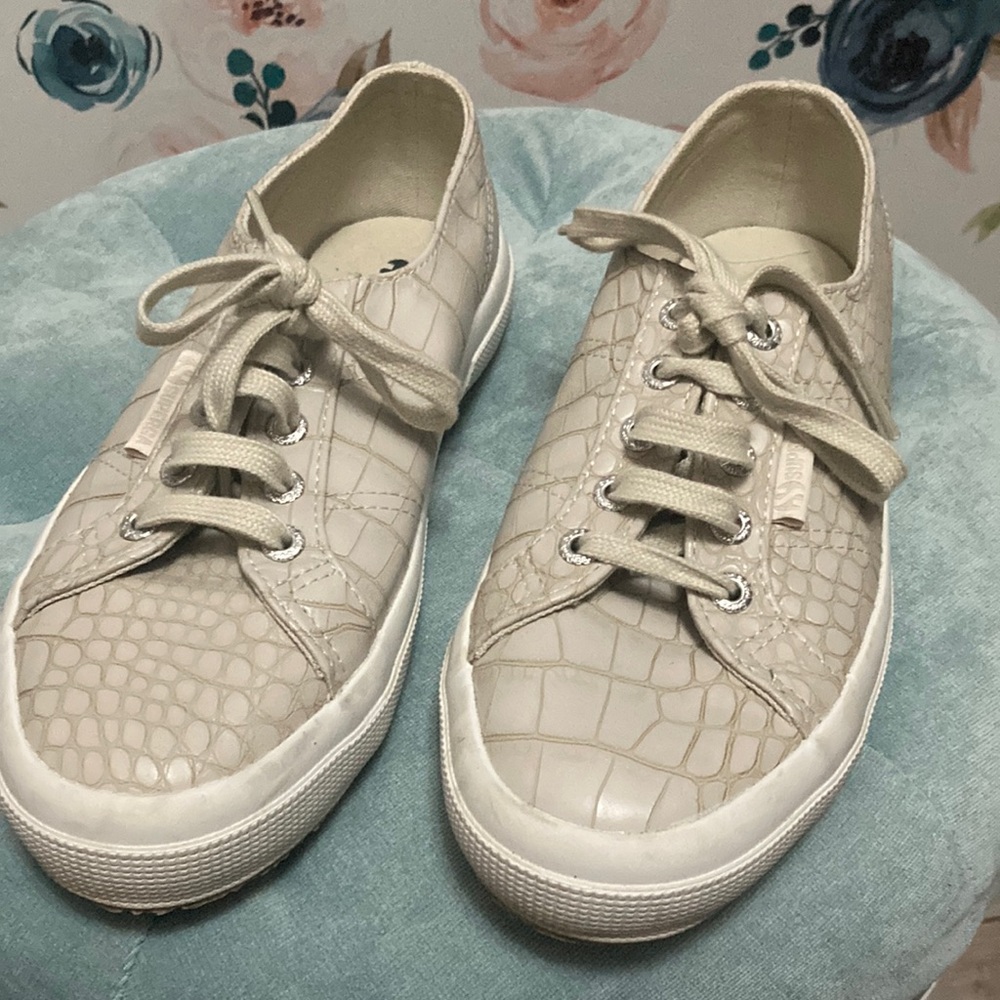 Taupe Crocodile print sneakers. Good condition. 7 1/2